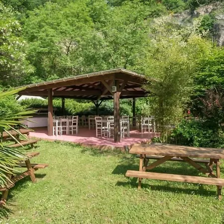 Logis La Cascade - Lyon Nord 3* Saint-Genis-les-Ollieres